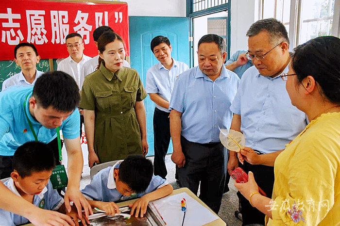 beat365官方网站调研大学生暑期“三下乡”社会实践校地合作情况并看望慰问师生团队1_副本.png